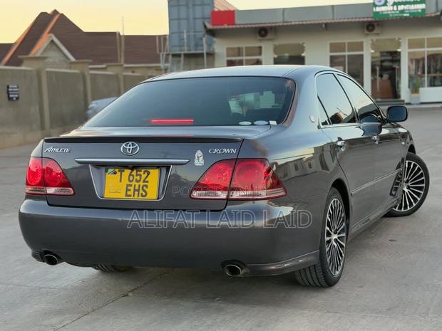 Toyota Crown 2006 Gray