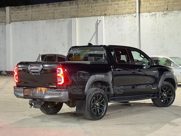 Toyota Hilux 2021 Black
