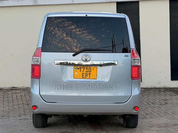 Toyota Noah 2009 Silver