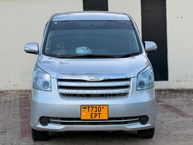 Toyota Noah 2009 Silver