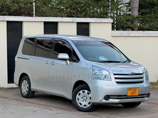 Toyota Noah 2009 Silver