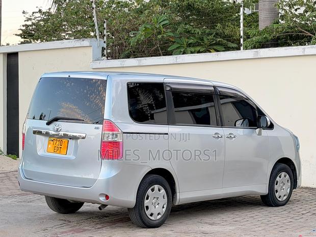 Toyota Noah 2009 Silver