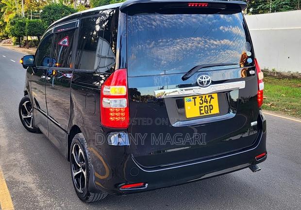 Toyota Noah 2010 Black