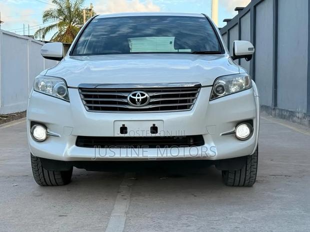 Toyota Vanguard 2013 White