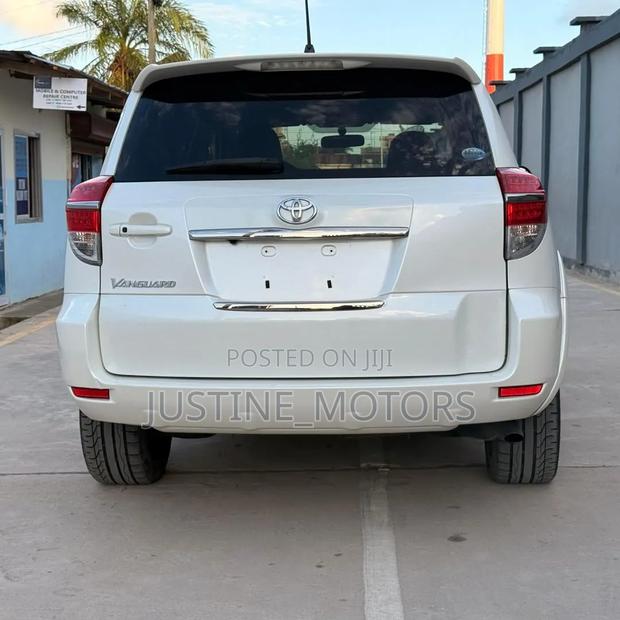 Toyota Vanguard 2013 White