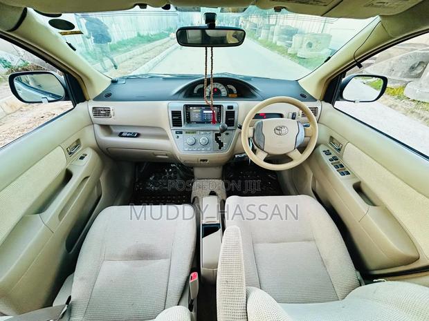 Toyota Raum 2005 Silver
