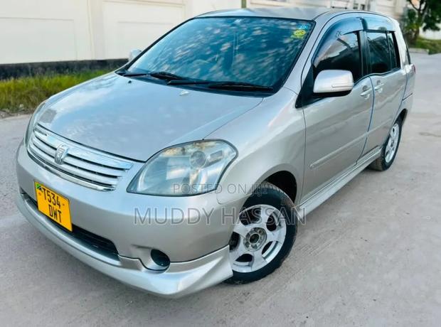 Toyota Raum 2005 Silver