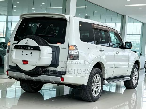 Mitsubishi Pajero 2012 White