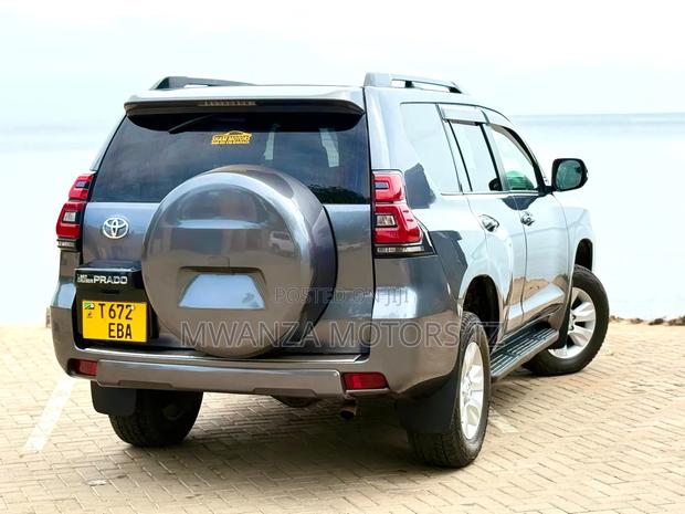 Toyota Land Cruiser Prado 2017 Gray