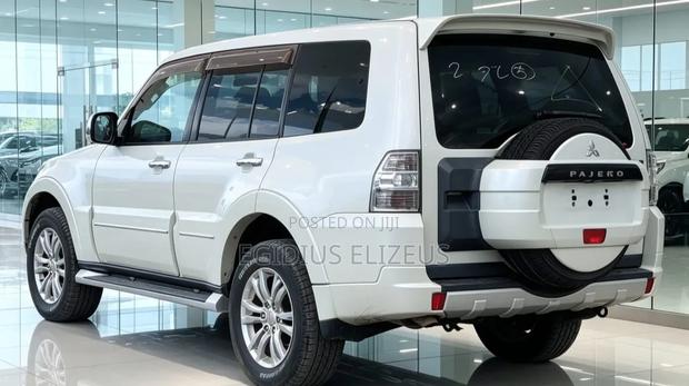 Mitsubishi Pajero 2012 White