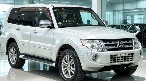 Mitsubishi Pajero 2012 White