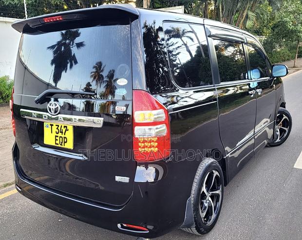 Toyota Noah 2011 Blue