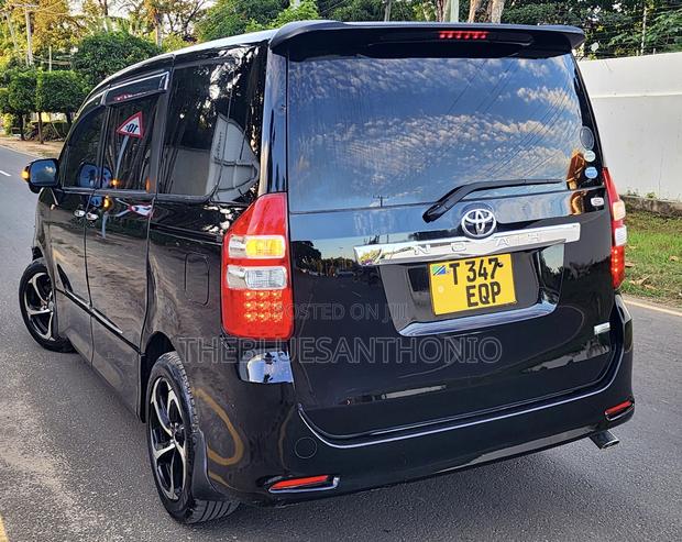 Toyota Noah 2011 Blue