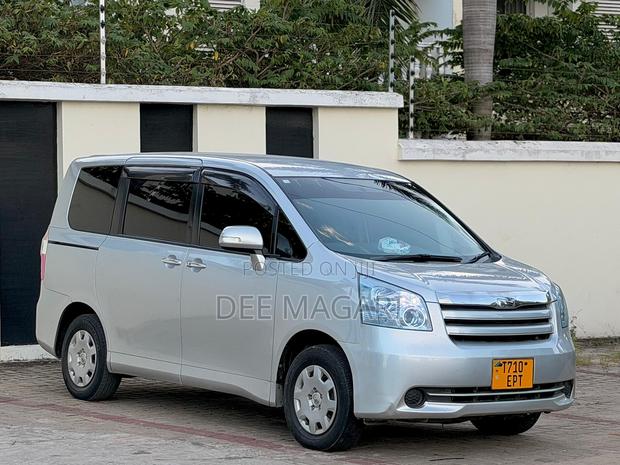 Toyota Noah 2009 Silver