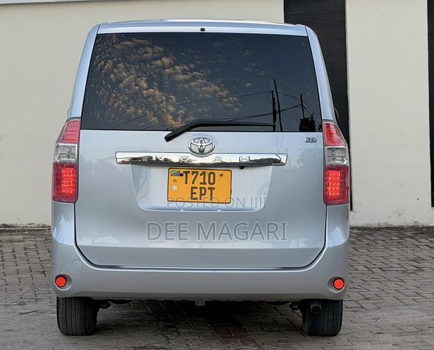 Toyota Noah 2009 Silver