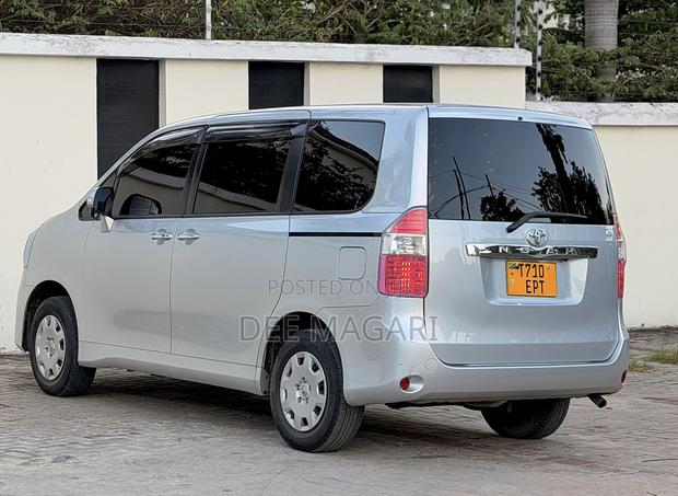 Toyota Noah 2009 Silver