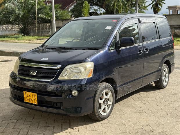 Toyota Noah 2004 Black
