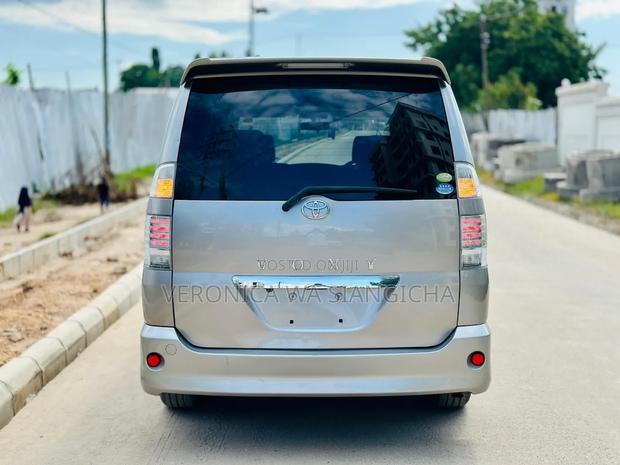 Toyota Noah 2008