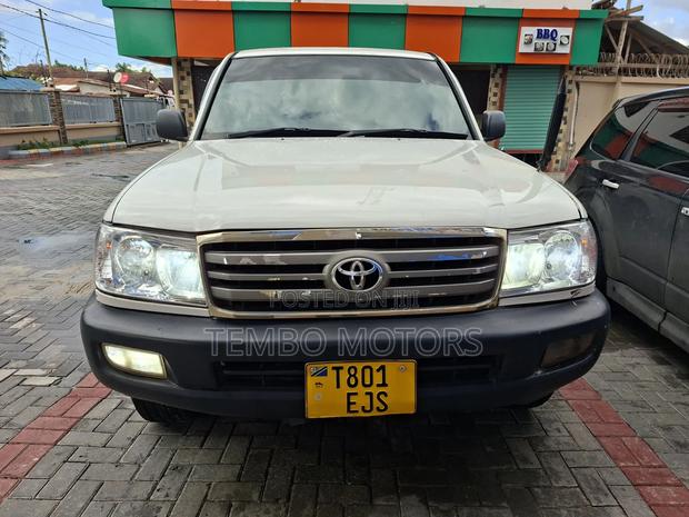 Toyota Land Cruiser 2002 White