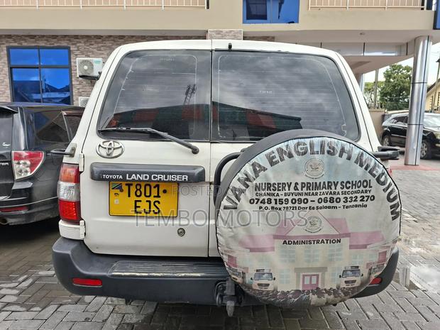 Toyota Land Cruiser 2002 White