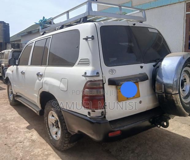 Toyota Land Cruiser 2005 White