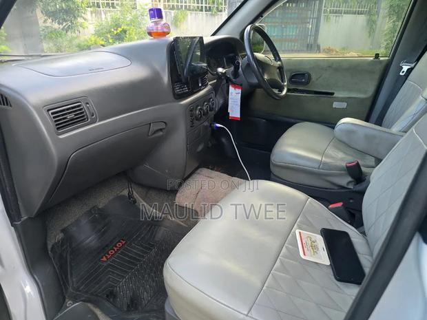 Toyota Noah 2001 White