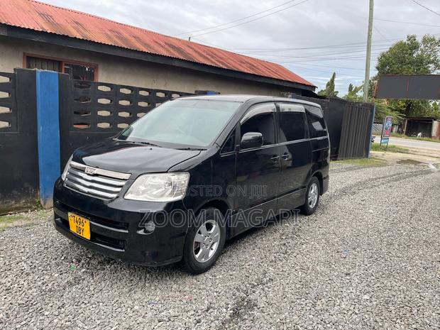 Toyota Noah 2005 Black