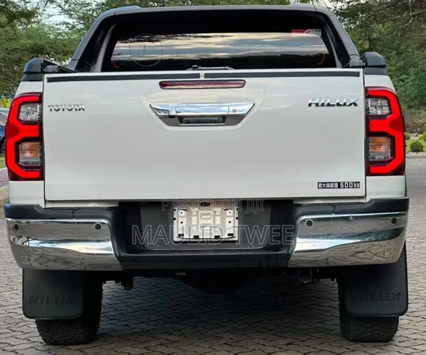 Toyota Hilux 2022 White