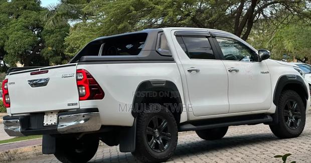 Toyota Hilux 2022 White