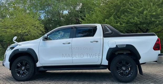 Toyota Hilux 2022 White