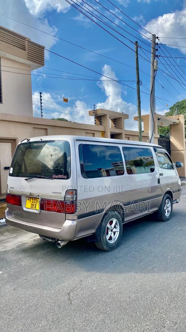 Toyota HiAce 1999 Beige