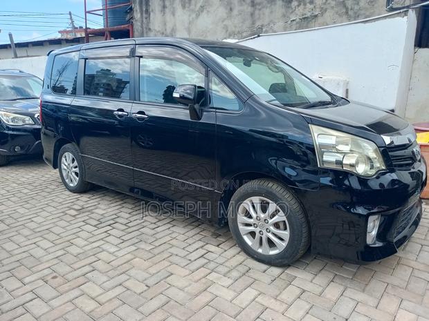Toyota Noah 2.0 143hp AWD (7 Seater) 2013 Black