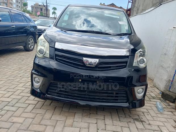 Toyota Noah 2.0 143hp AWD (7 Seater) 2013 Black