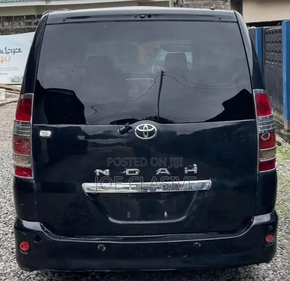 Toyota Noah 2.0 AWD (8 Seater) 2004 Black