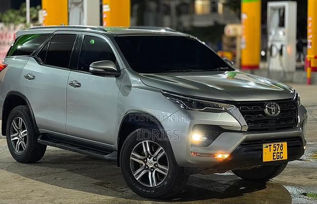 Toyota Fortuner 2022 Silver