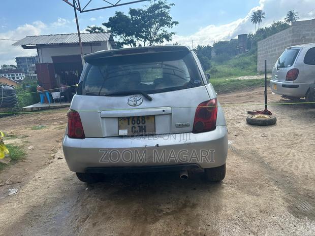 Toyota IST 2004 Silver