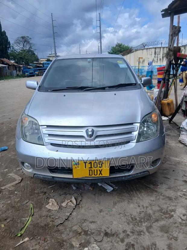 Toyota IST 2004 Silver