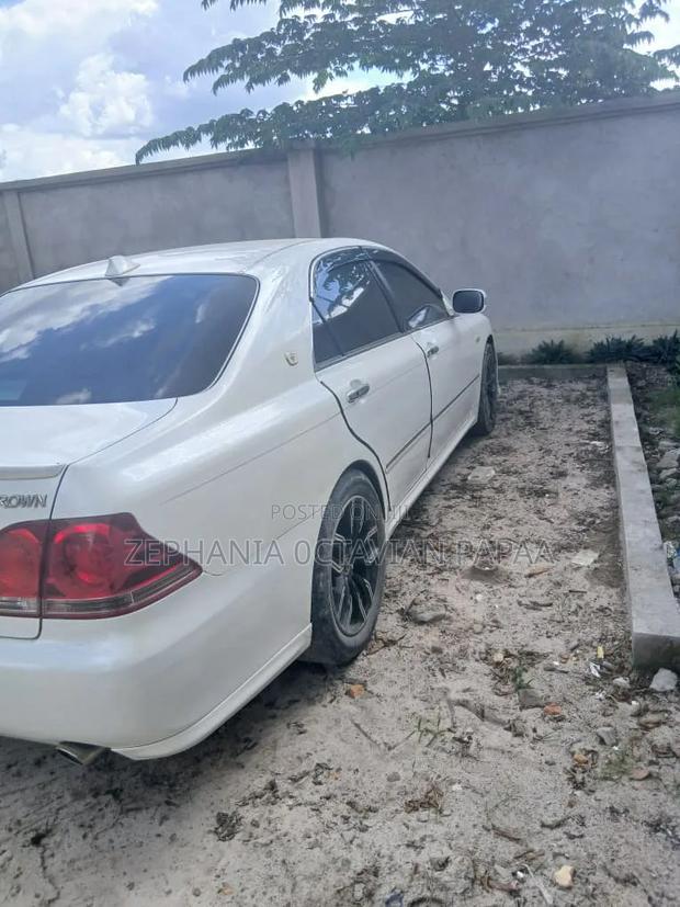 Toyota Crown 2006 White