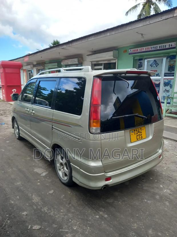 Toyota Noah 2001 Gold