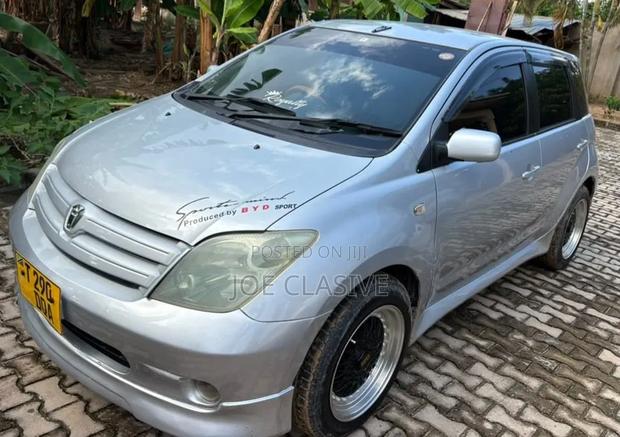 Toyota IST 2005 Silver
