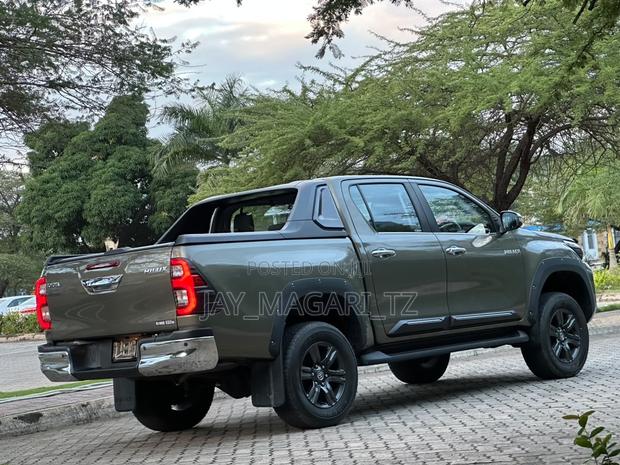 Toyota Hilux 2022 Gray