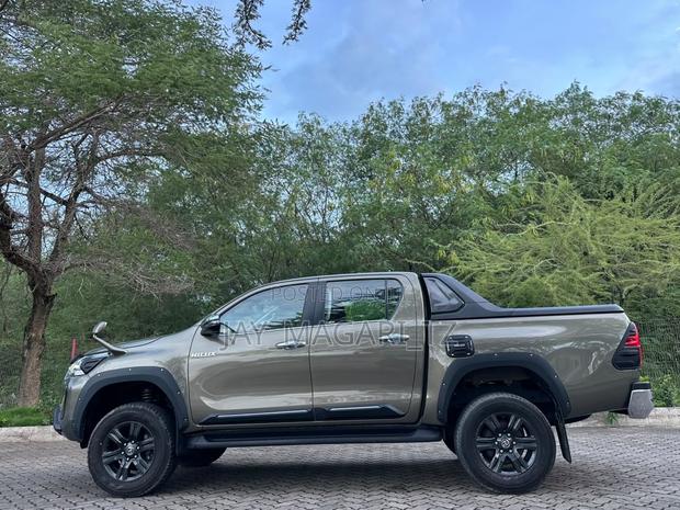 Toyota Hilux 2022 Gray