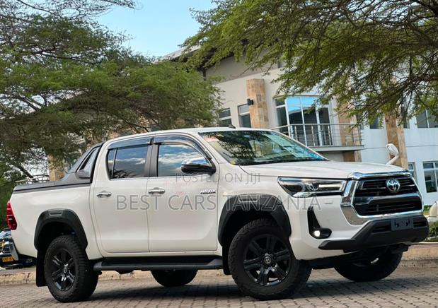 Toyota Hilux 2022 White