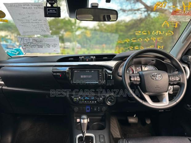 Toyota Hilux 2022 White