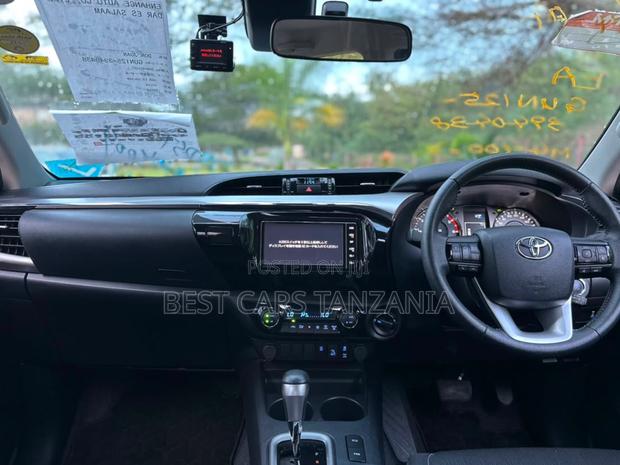 Toyota Hilux 2022 Gray