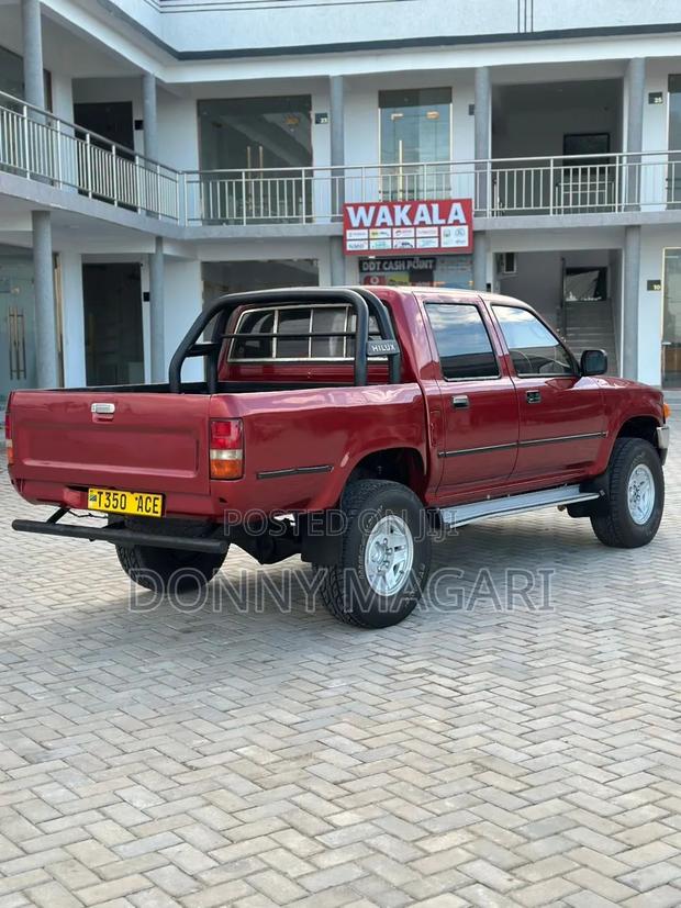Toyota Hilux 2010 Maroon