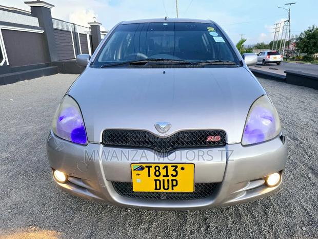 Toyota Vitz 2004 Silver