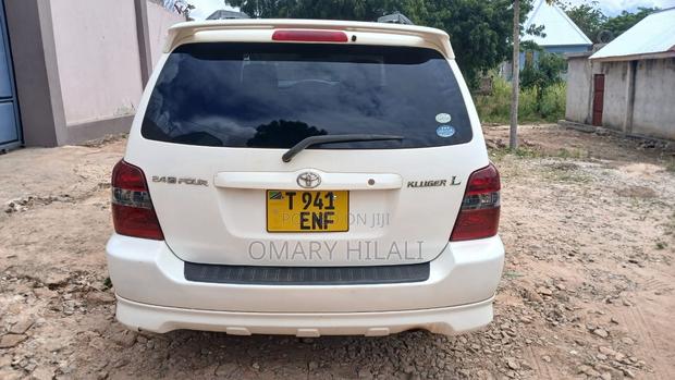Toyota Kluger 2005 White