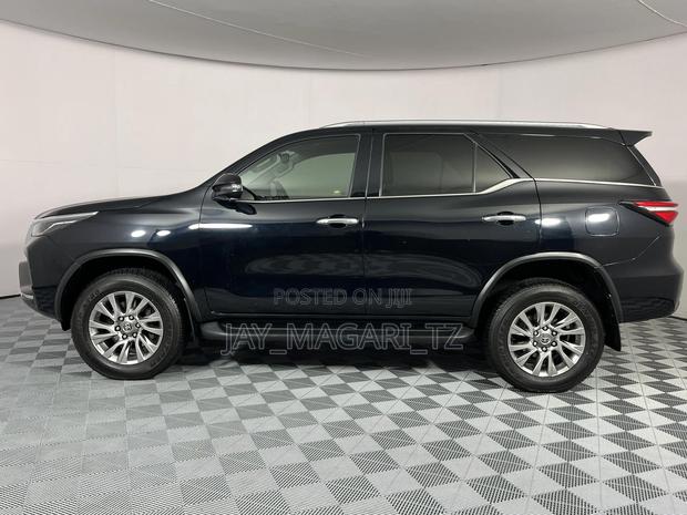 Toyota Fortuner 2021 Black