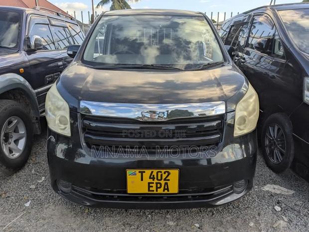 Toyota Noah 2.0 143hp FWD (8 Seater) 2008 Black